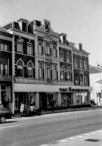 51753 Gezicht op de panden Amsterdamsestraatweg 16 - 22 te Utrecht (kledingwinkel van H. van Seumeren).